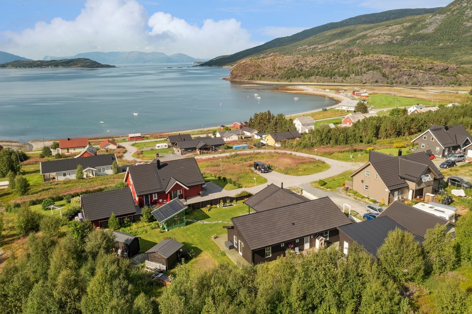 Fra boligen er det gode utsiktsforhold mot sjøen. Galleribilde
