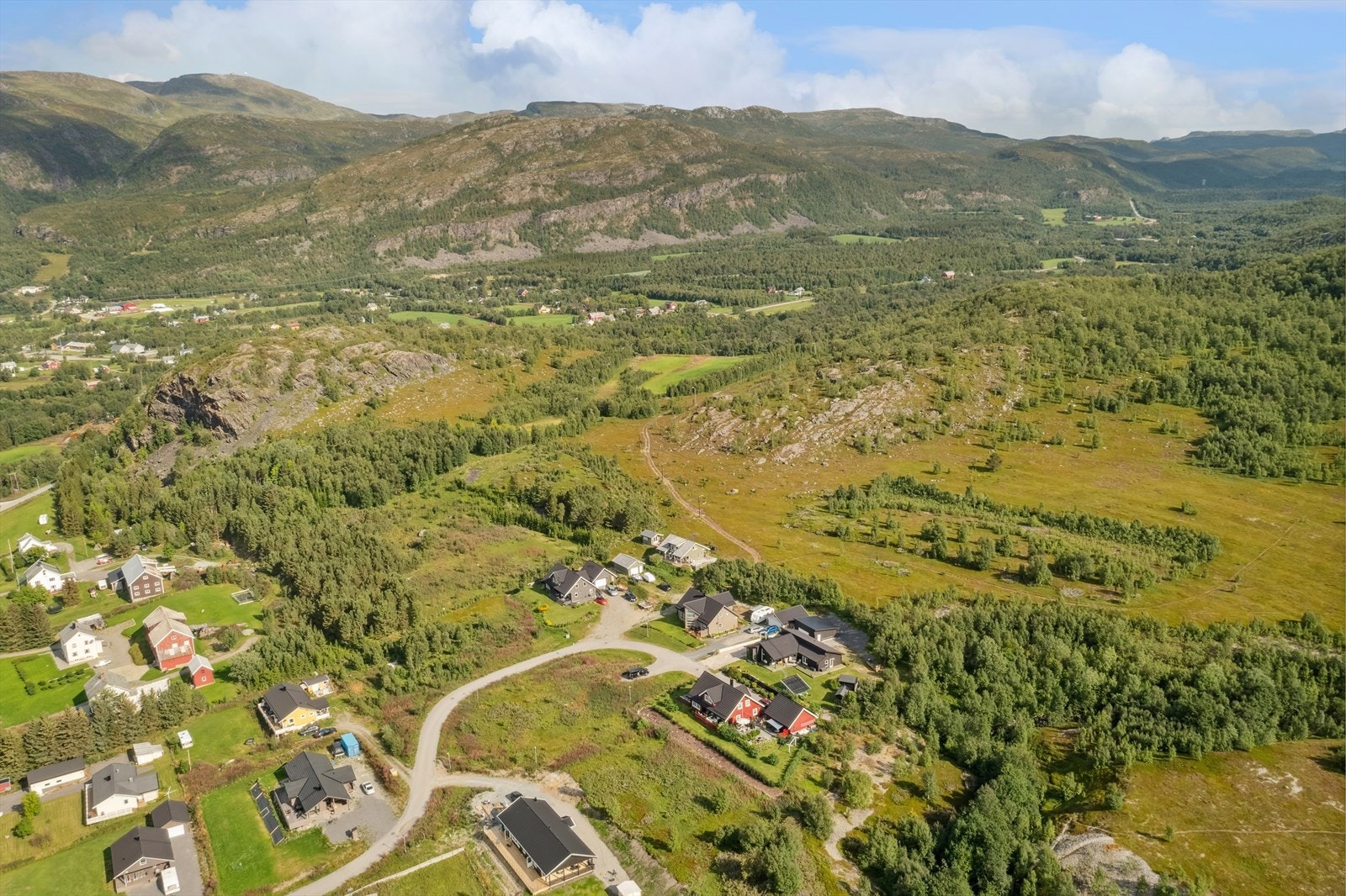 Dronefoto av bolig og nabolag. Galleribilde