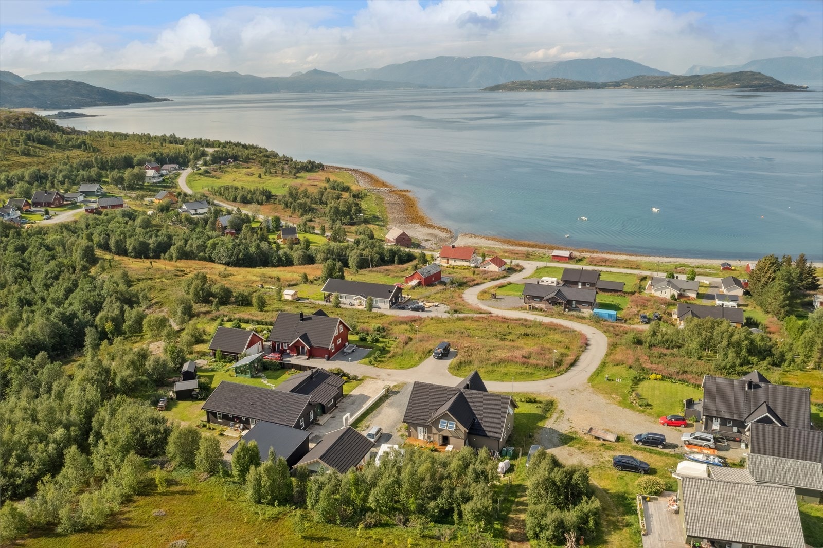 Det medfølger mulighet til å bygge naust nede ved sjøen. Galleribilde