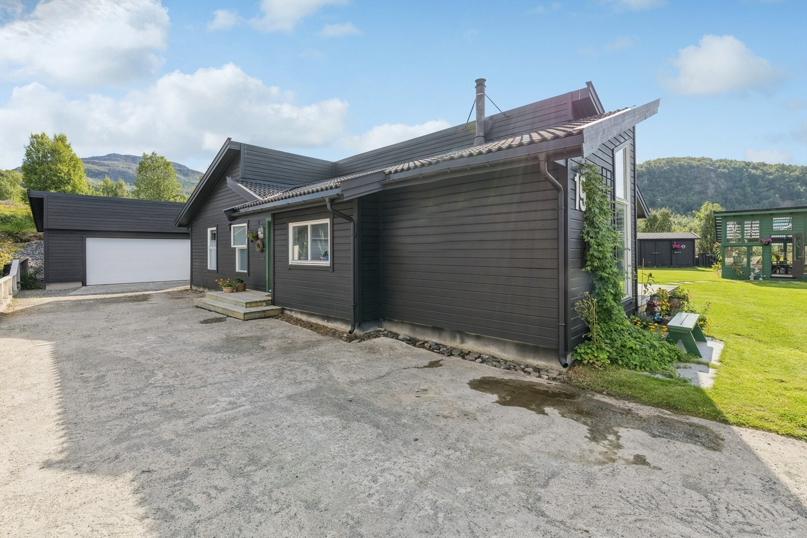 Det er godt med parkeringsmuligher i garasje og på egen tomt. Galleribilde