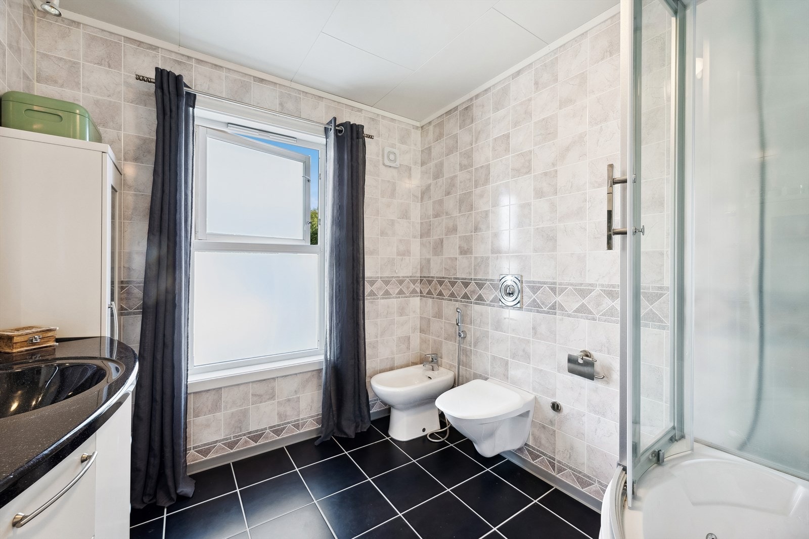 På baderommet finner du både bidet og gulvstående toalett. Galleribilde