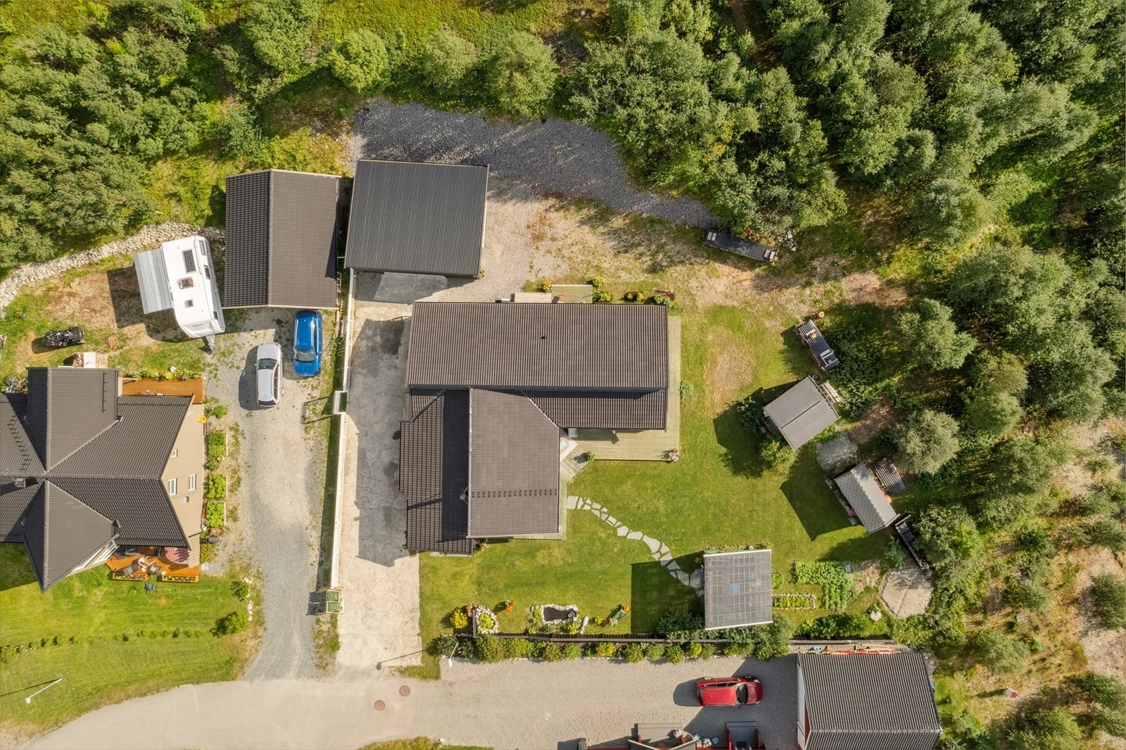 Dronefoto av eiendommen og nabolaget. Galleribilde