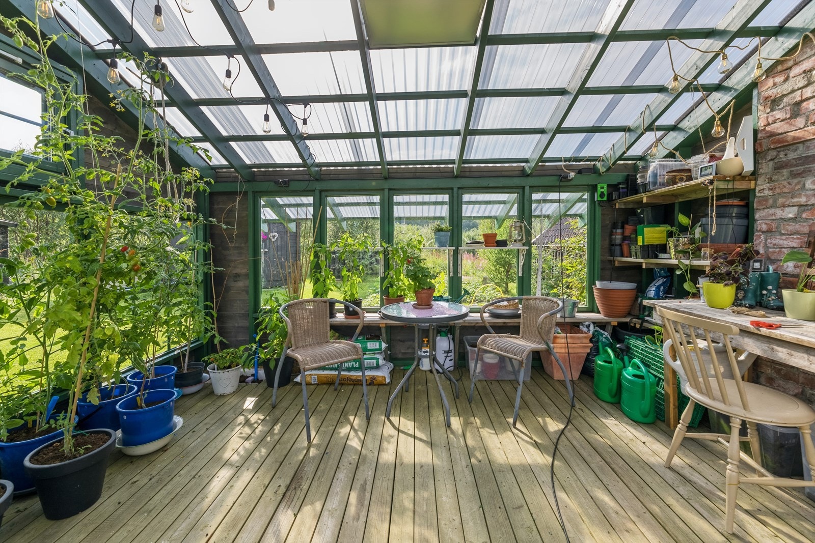 Her finner du et praktisk drivhus hvor du kan dyrke egne blomster og grønnsaker/urter. Galleribilde
