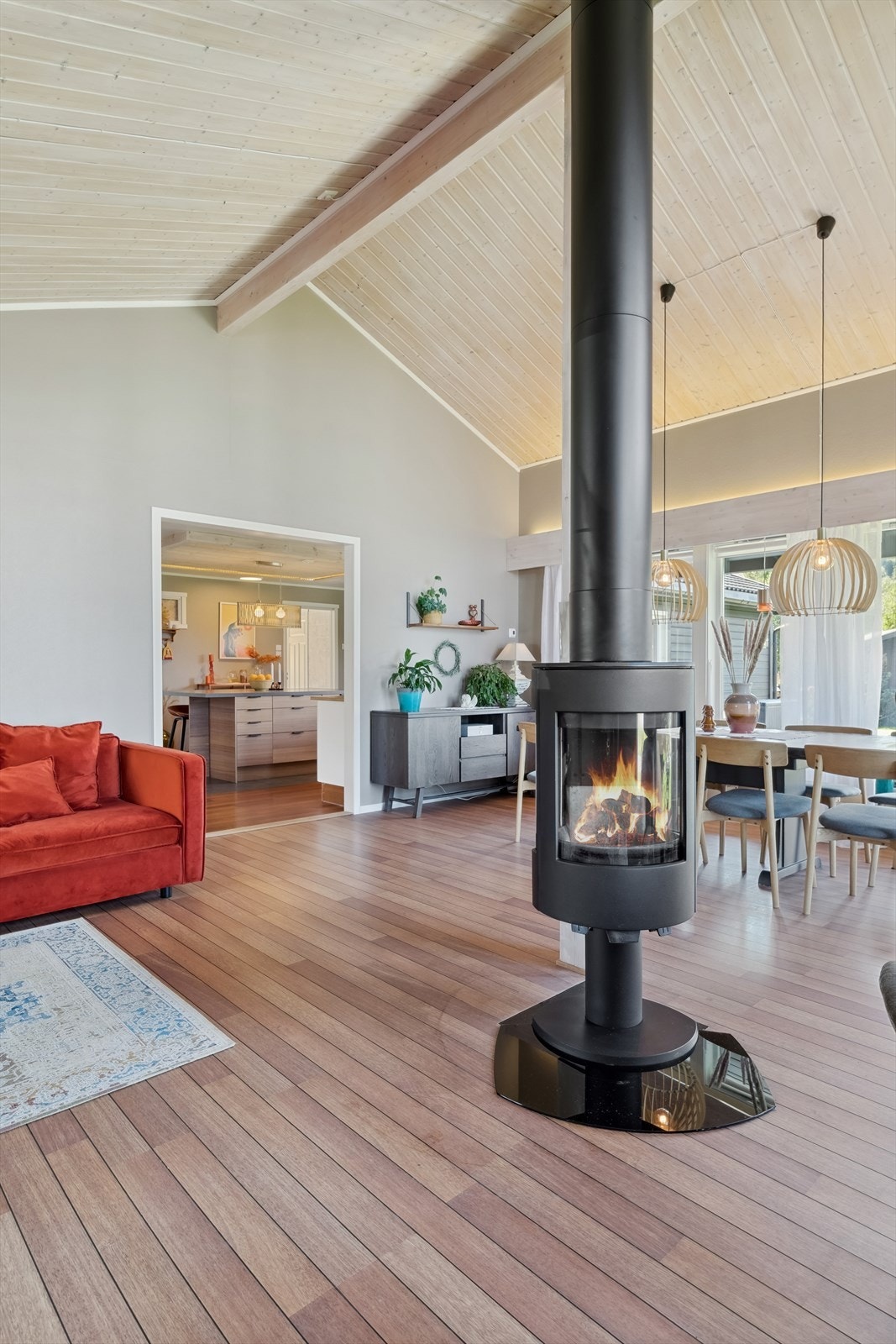 I stuen er det montert en vedovn som gir kos og god varme på kalde dager. Galleribilde