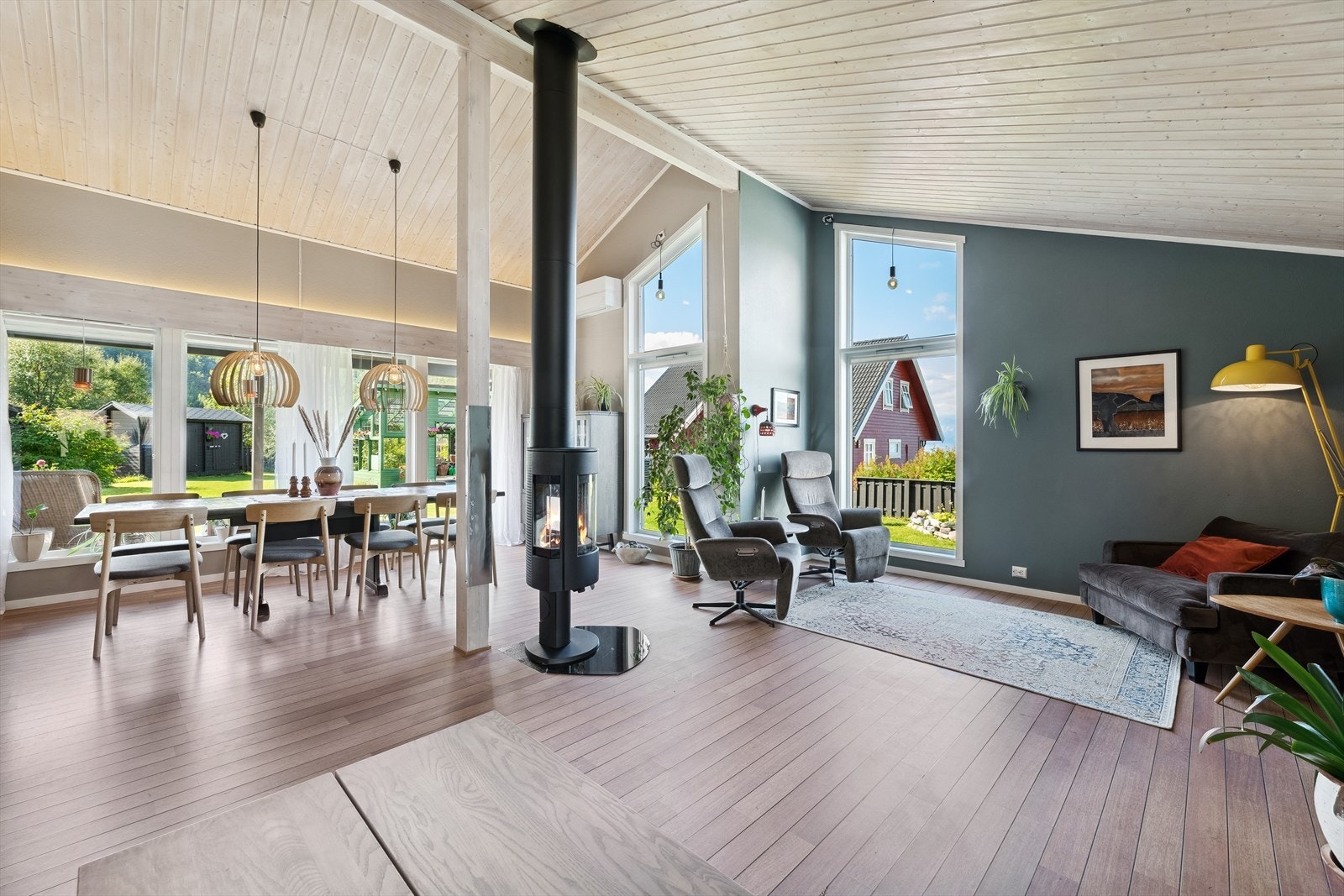 I stuen får du god plass til sofagruppe, spisegruppe og tilhørende møbler. Galleribilde
