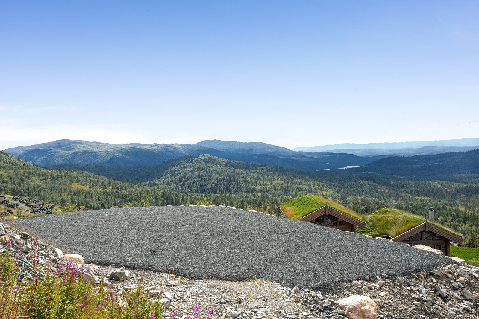 En av de aller flotteste tomtene i området med 360 grader utsikt. Sol til 22.30 sommerstid! Galleribilde