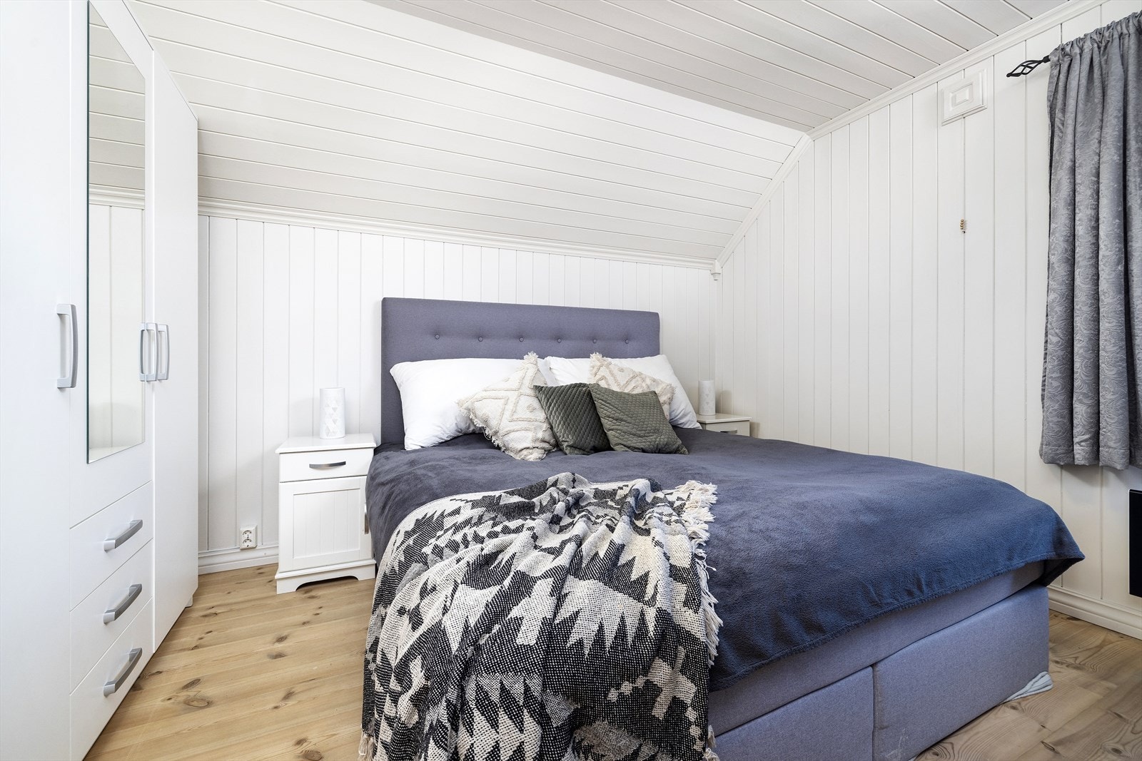 På hovedsoverommet er det plass til både dobbeltseng og garderobe. Galleribilde