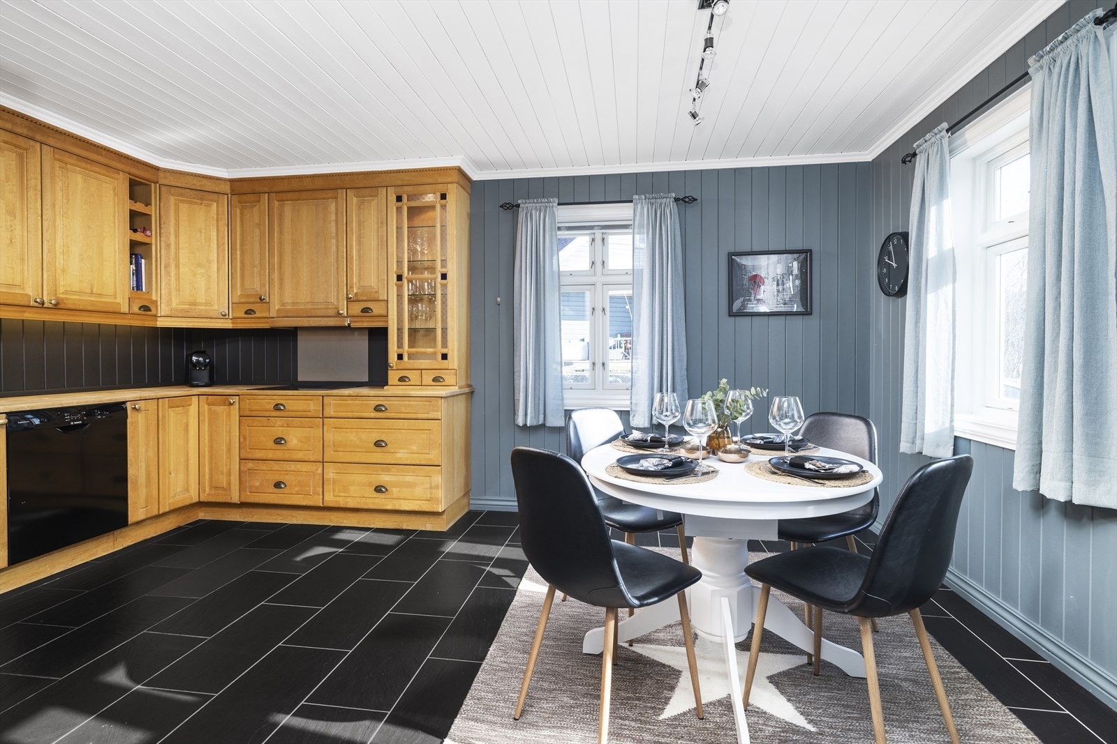 Kjøkkenet har profilerte eikefronter. Galleribilde