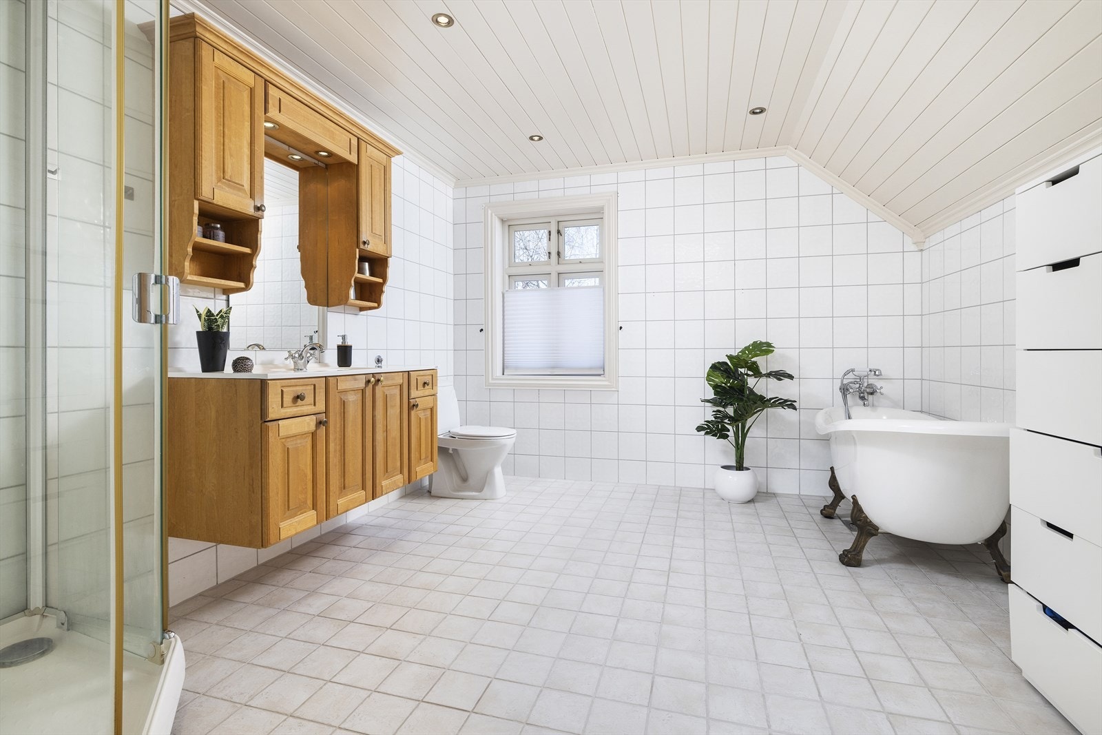 Badet i 2. etasje er romslig og inneholder baderomsinnredning, toalett, badekar og dusjkabinett. Galleribilde