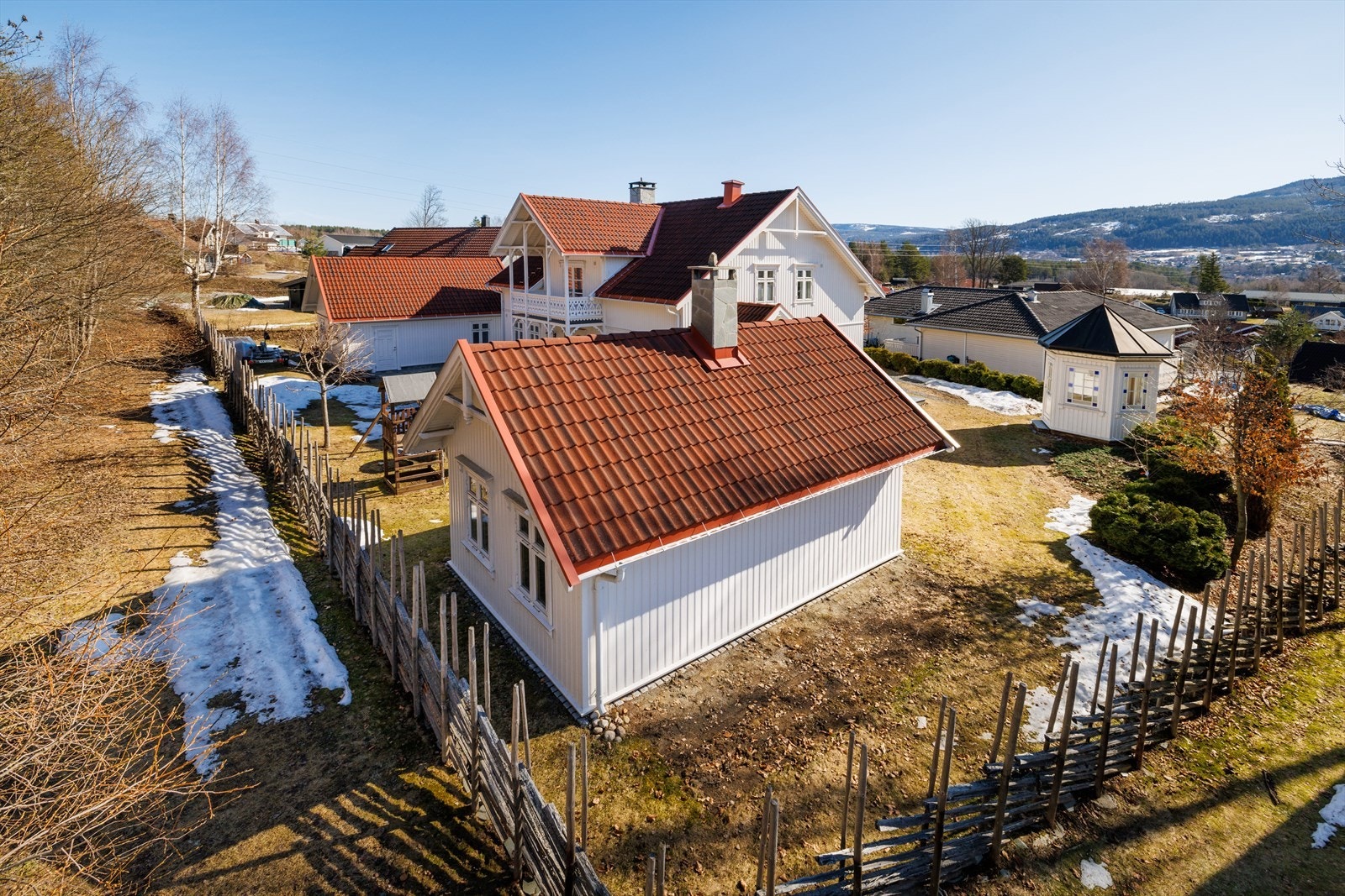 Eiendommen er flott opparbeidet med lysthus, dobbeltgarasje og uthusanneks. Galleribilde