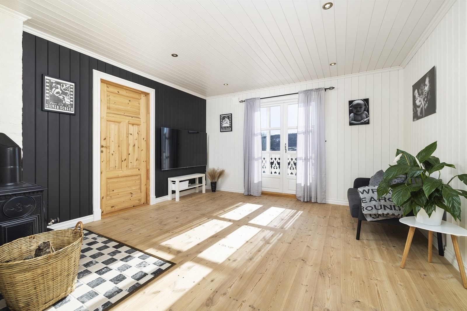 Fra stuen i 2. etasje er det direkte utgang til solrik balkong. Galleribilde