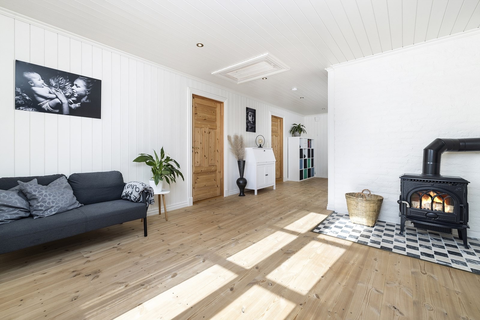 Når man kommer opp i 2. etasje kommer man rett inn til en flott og åpen stue. Galleribilde