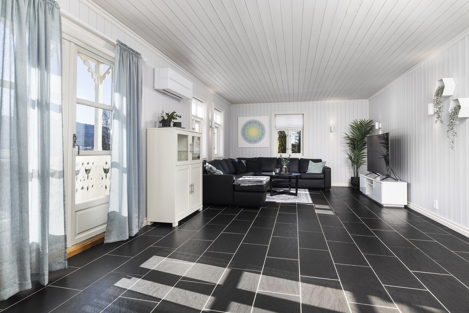 Flater er malt i lyse farger. Galleribilde