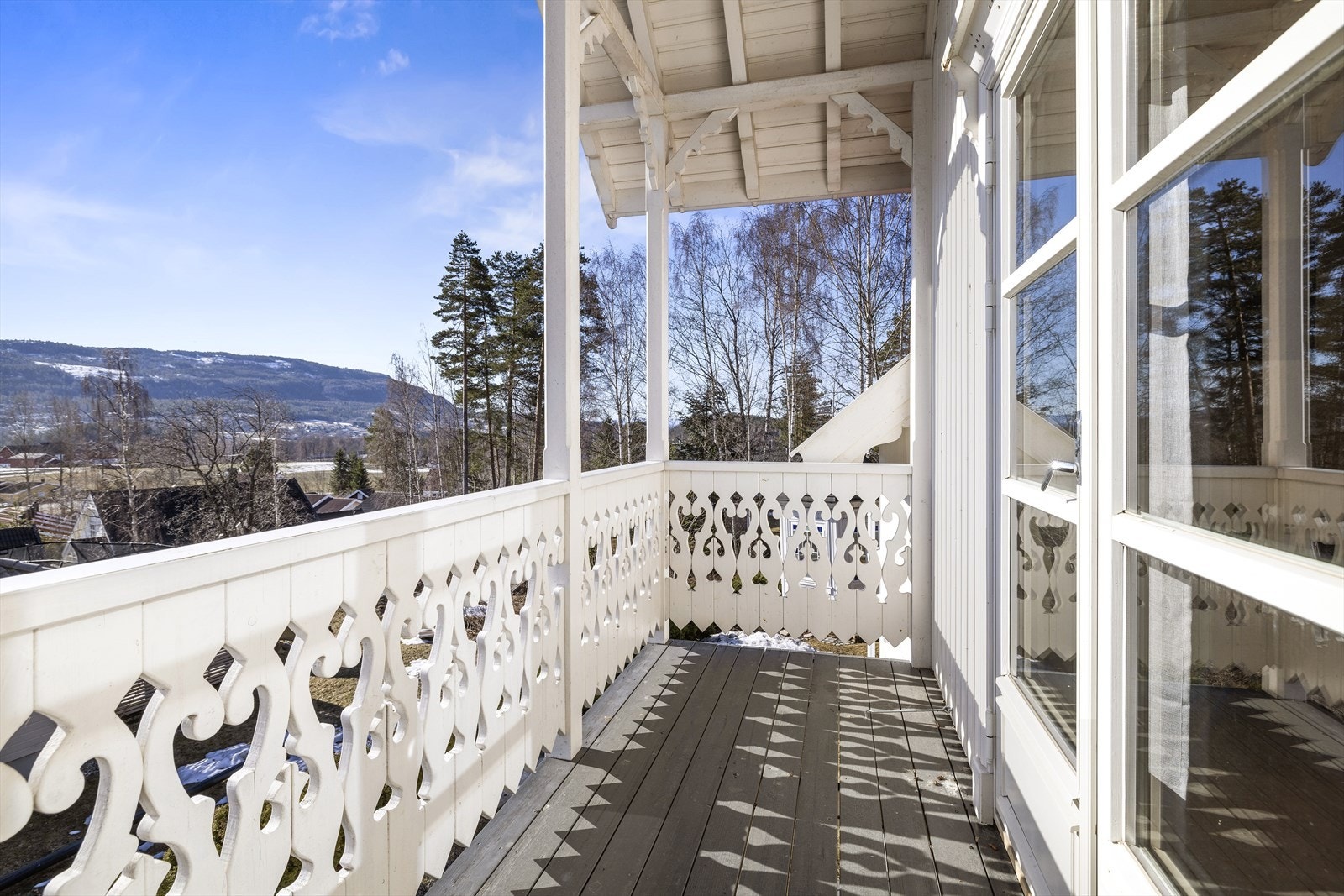 Solrik balkong i 2. etasje med direkte utgang fra 2. etasje. Galleribilde