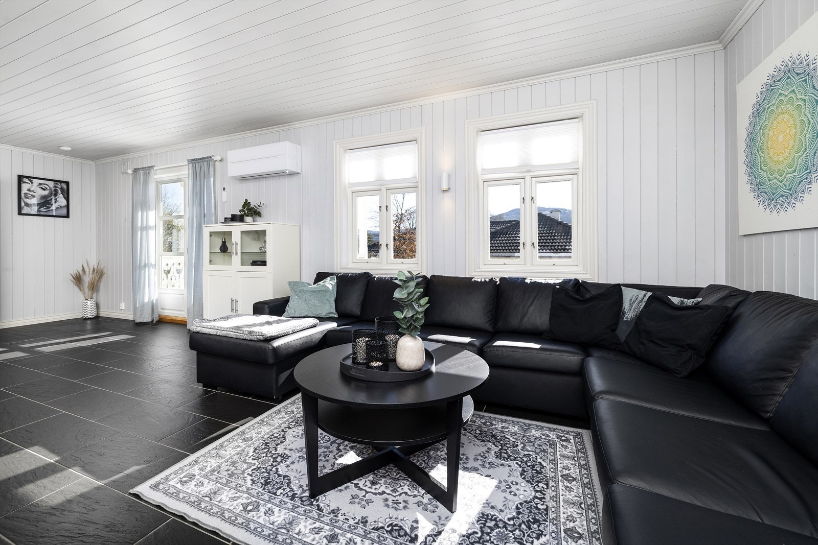 Stuen har fliser på gulv og panel på vegger. Galleribilde