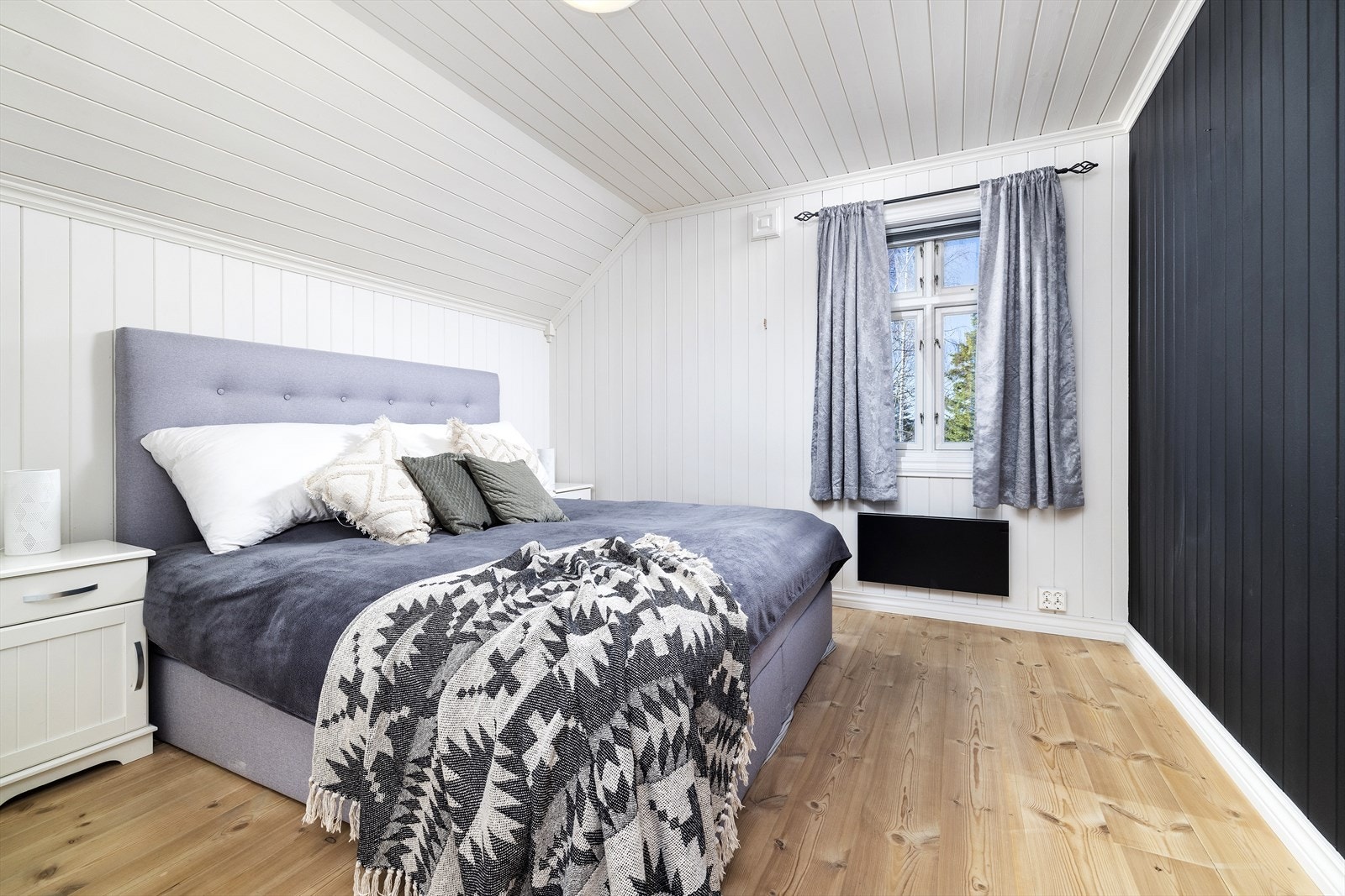 Boligen har totalt 3 soverom, hvor alle er av god størrelse. Galleribilde