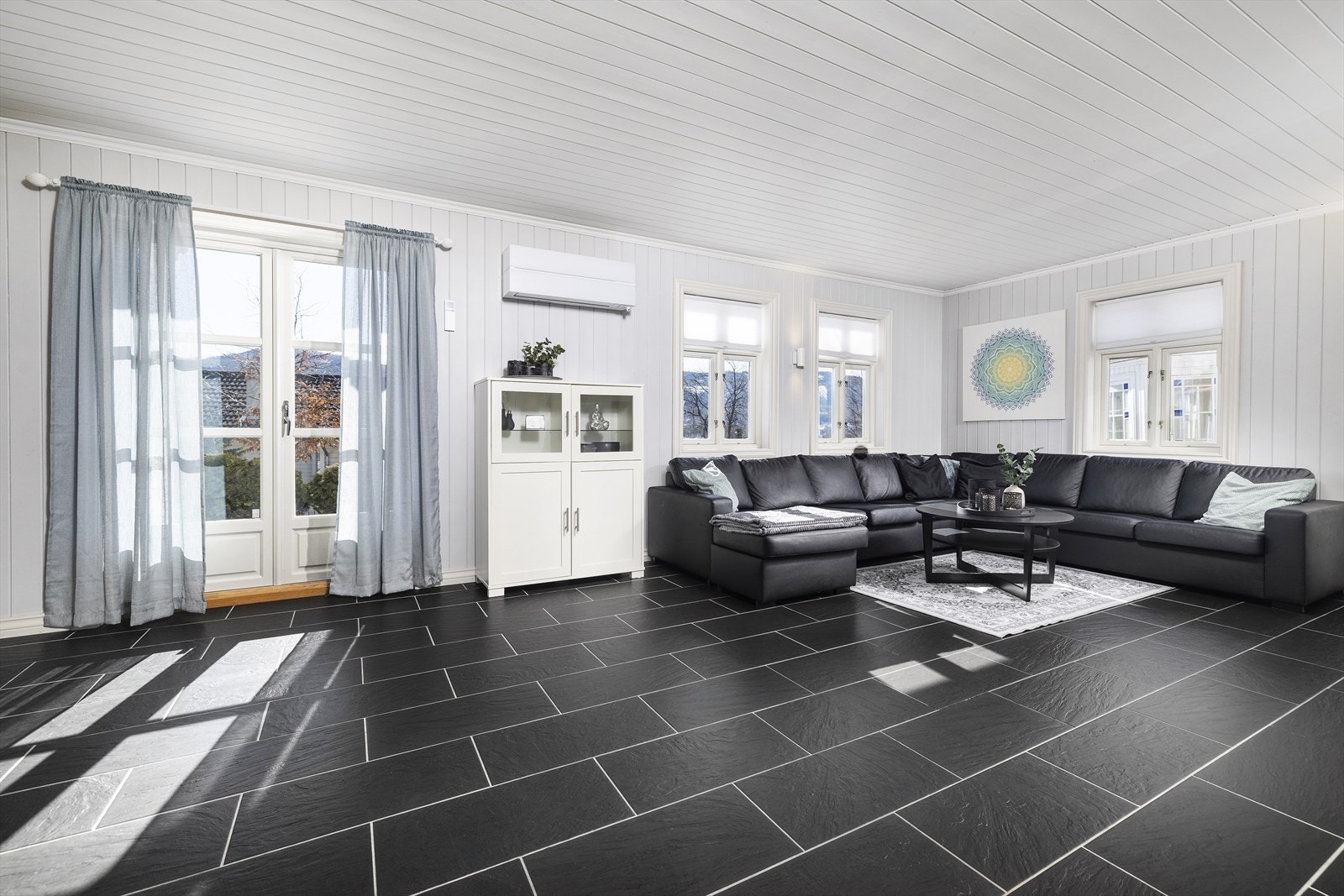 Fra stuen er det direkte utgang til terrasse og hage. Galleribilde