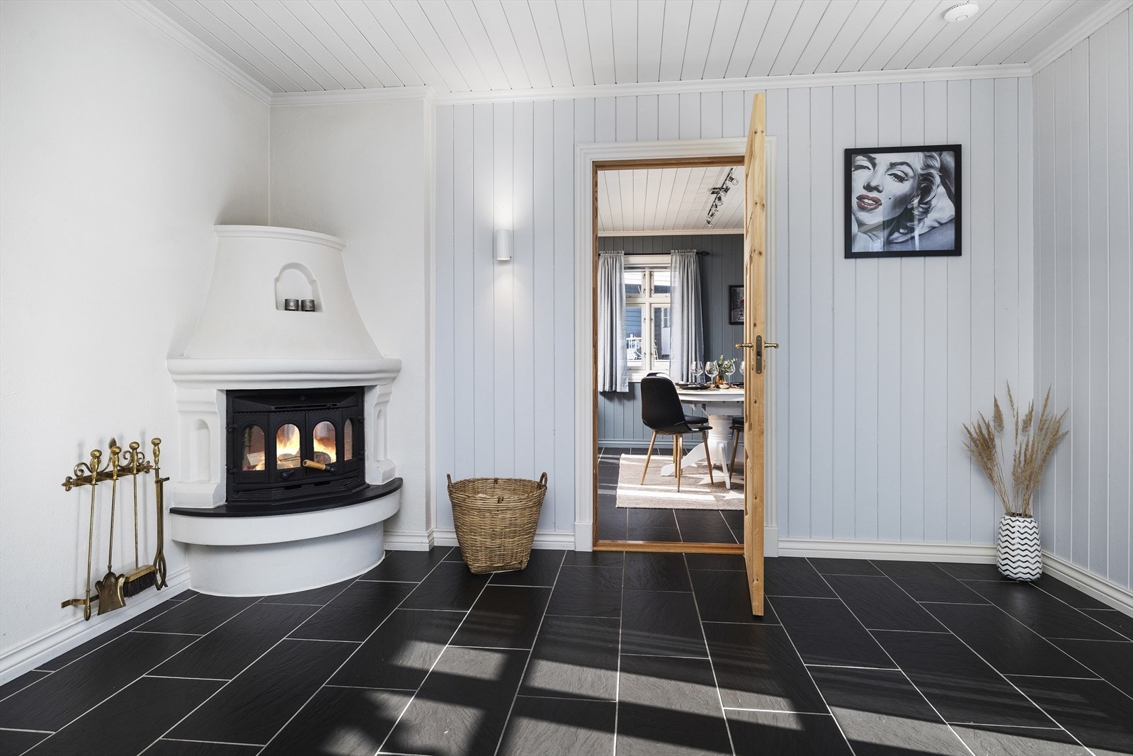 I stuen er det en flott murt peis med innsats. Galleribilde