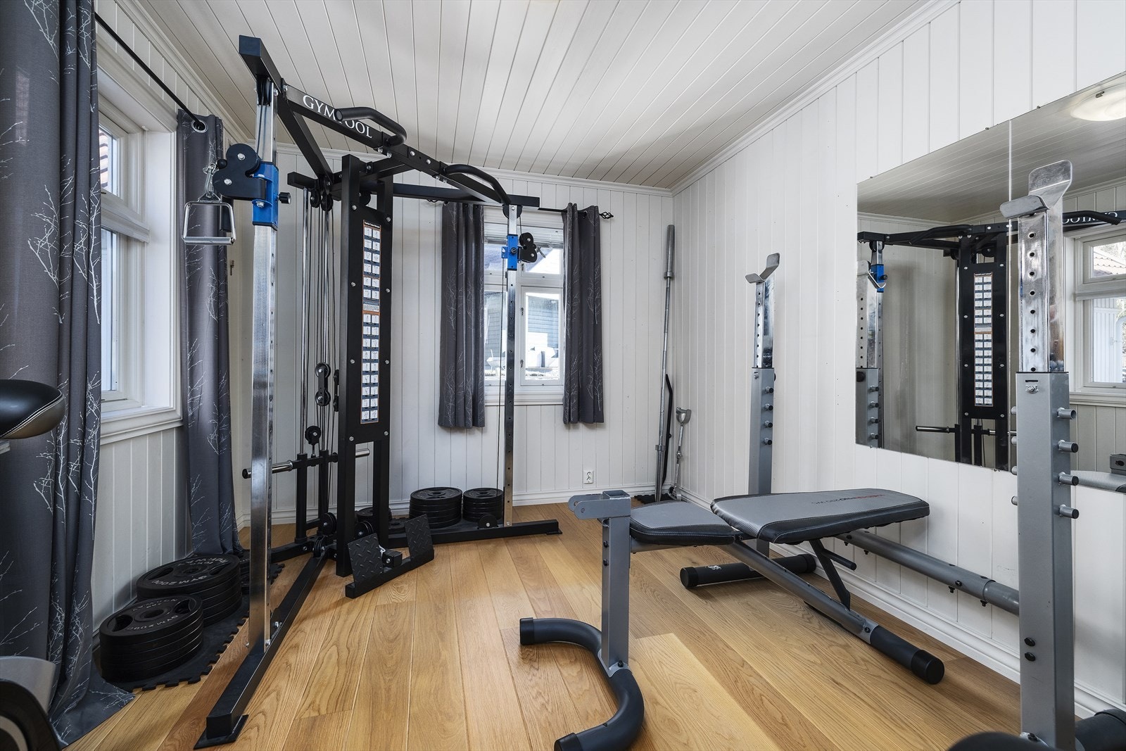 I 1. etasje er det innredet treningsrom (rommet er ikke godkjent for varig opphold). Galleribilde