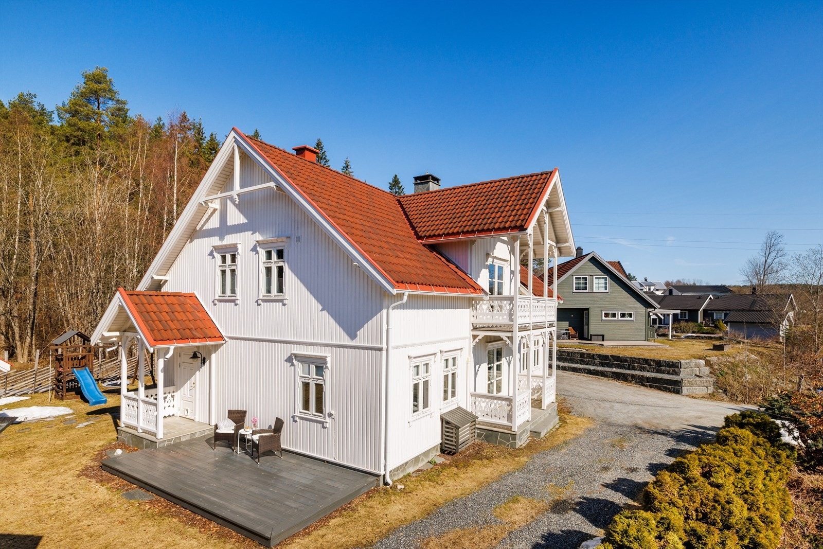 Idyllisk eiendom bestående av enebolig, anneks, garasje og lysthus i sveitserstil med unik beliggenhet på Breivik. Galleribilde