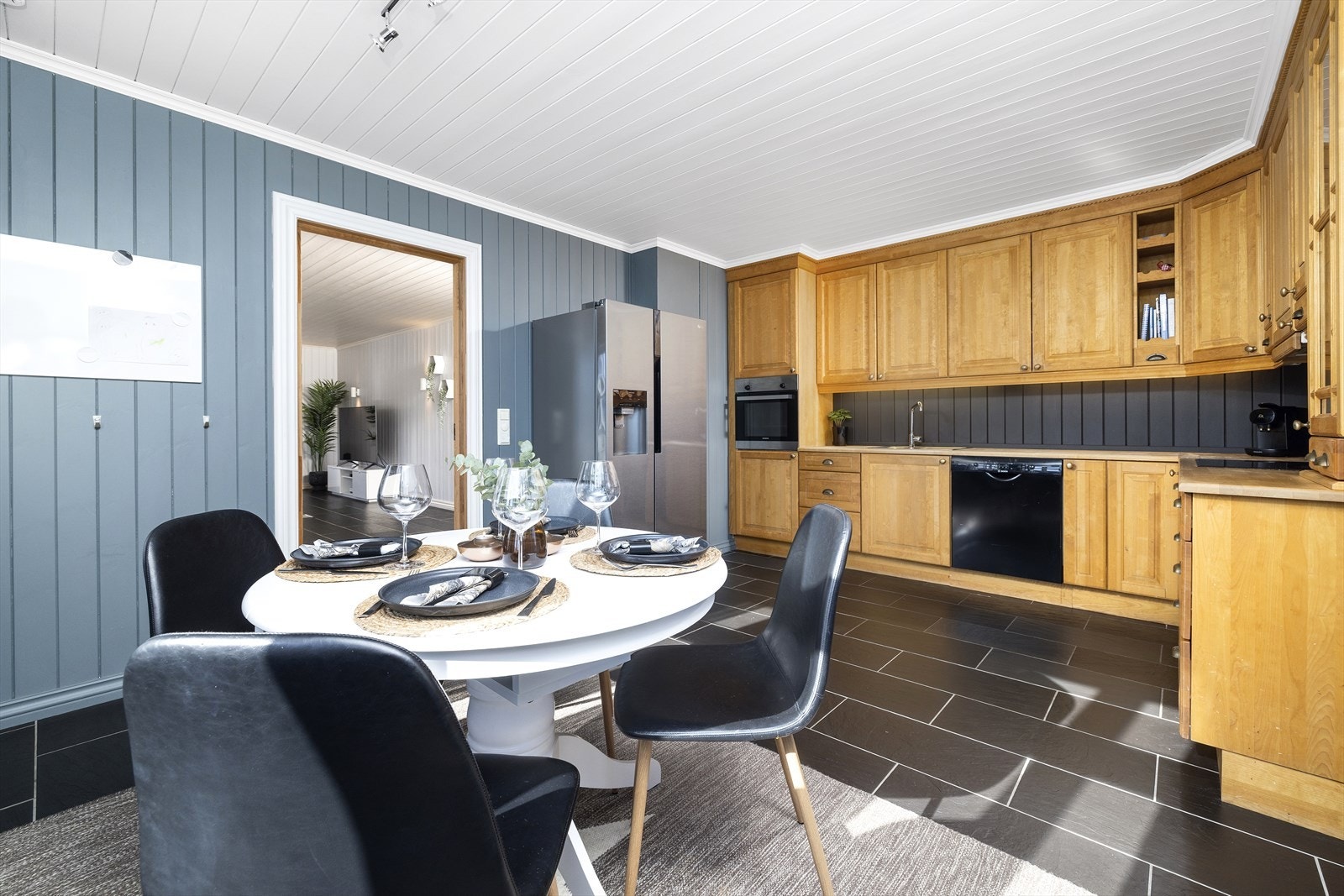 Stort kjøkken med plass til spisegruppe. Galleribilde