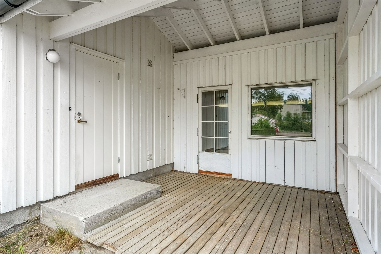 Inngangsparti med utebod (har opprinnelig vært bygget som en carport) Galleribilde