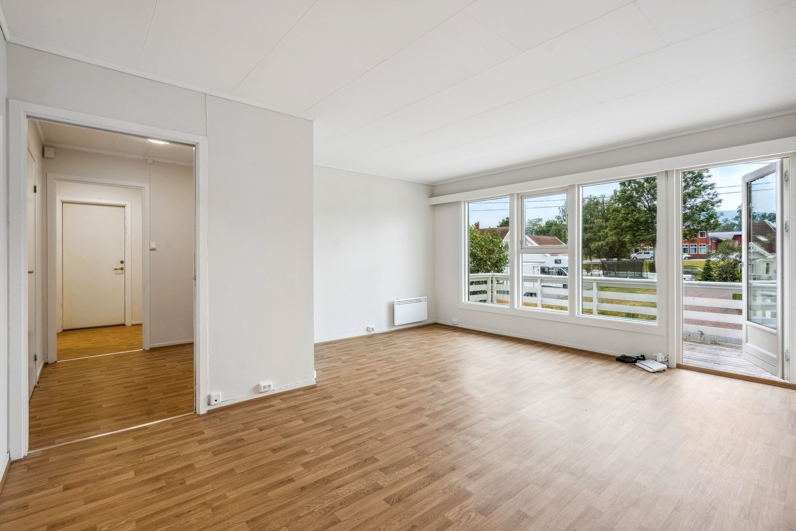 Romslig stue med plass til sofagruppe og spisestue Galleribilde