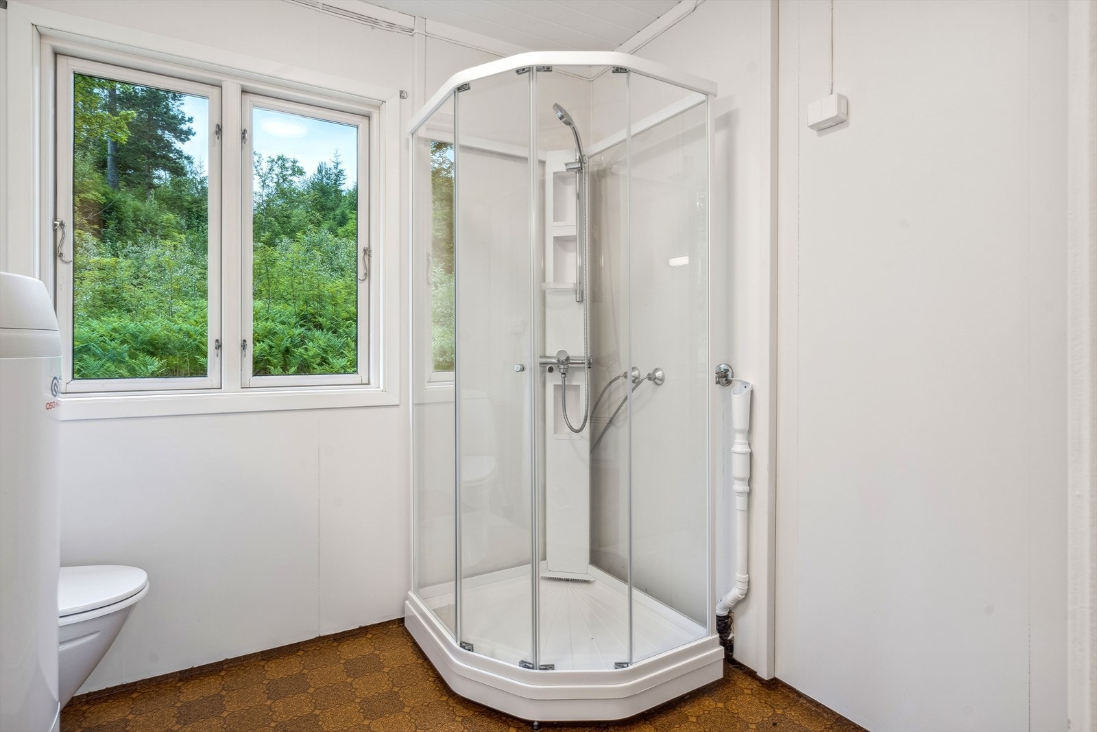 Badet inneholder dusjkabinett, servant, wc og opplegg til vaskemaskin Galleribilde