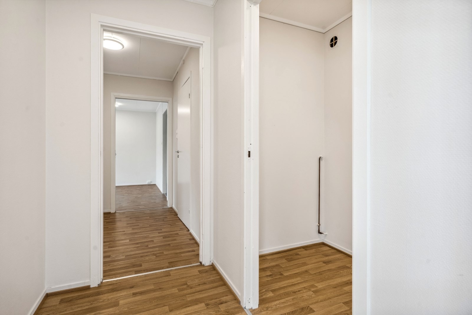 Gang - garderoberom og bod til høyre i bildet. Galleribilde