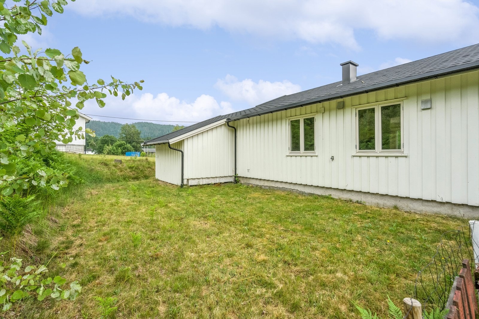Disponibel tomt på begge sider av huset Galleribilde