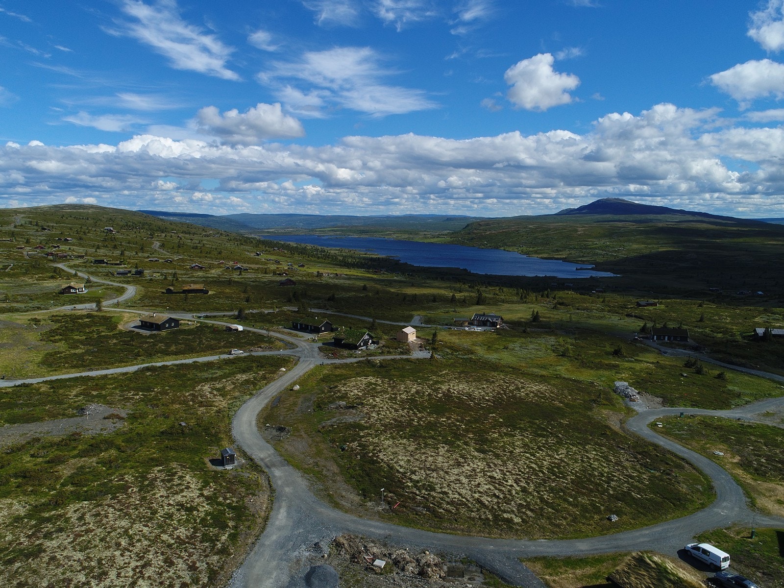 Herfra har du en fantastisk utsikt fra Gilafjellet i vest til Vaset i øst. Med andre ord kan du her hvile øynene på bla. Sørre Syndinvannet, Grønnsenknippa, Nøsakampen og Gilafjellet. Galleribilde