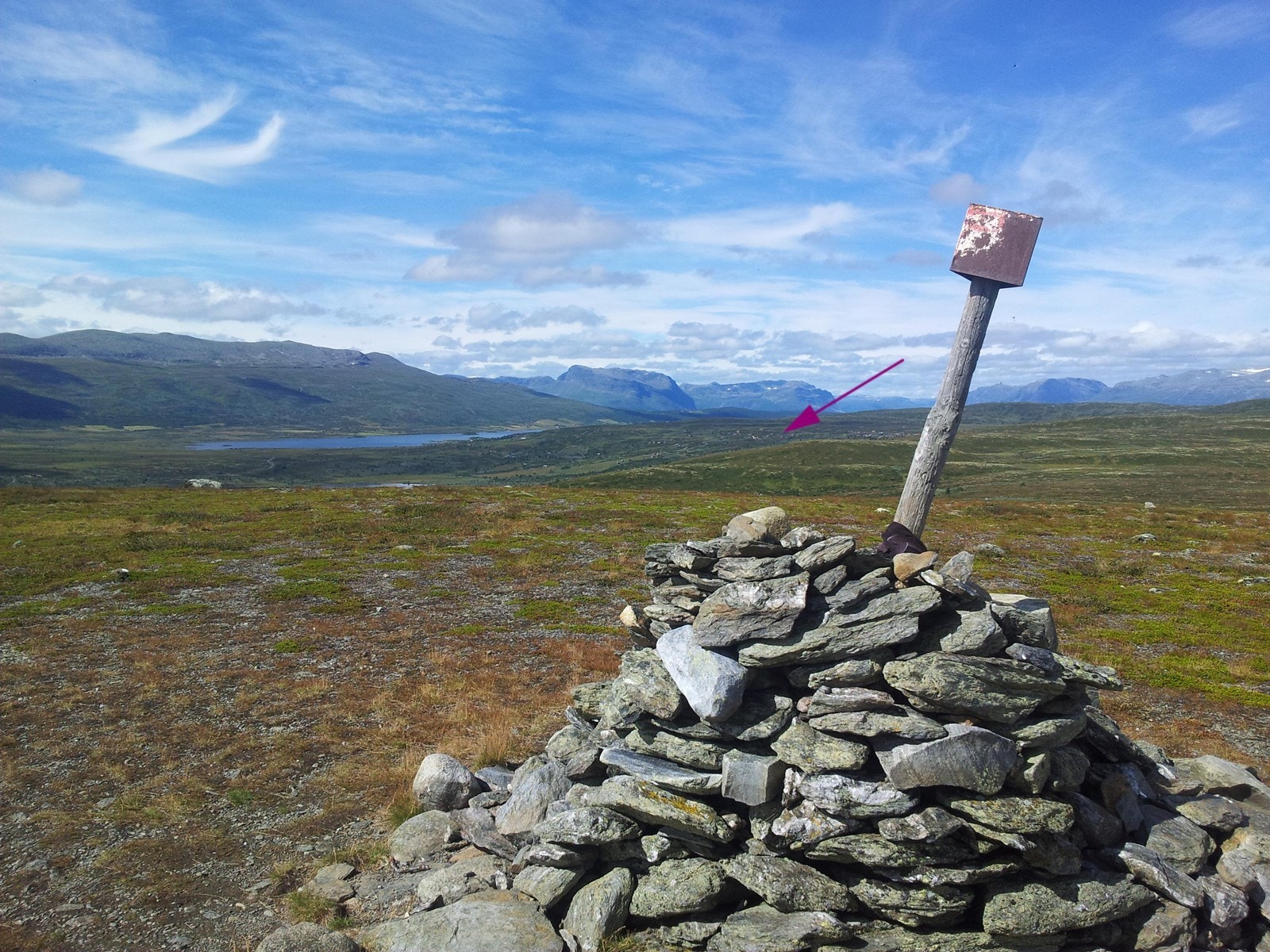 Når varmen setter inn på sommerstid har man en mengde stier og stølsveier som er ypperlige for fot- eller sykkelturer. Tomtefeltet er merket med pil. Galleribilde