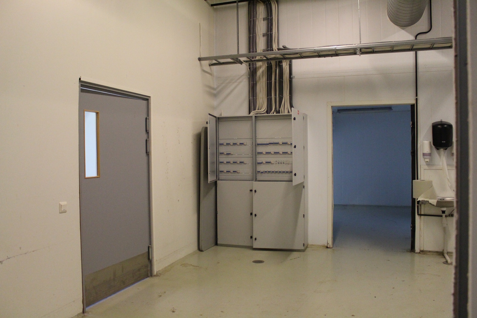 Produksjonsareal med kontor, WC-sone, samt kjøl og fryserom i 2.etasje utgjør 436 M2 BTA. Galleribilde