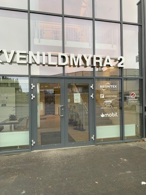 Hovedinngangen leder inn til personheis og trapp, som leder direkte til kontorarealer i 2 etasje. Galleribilde