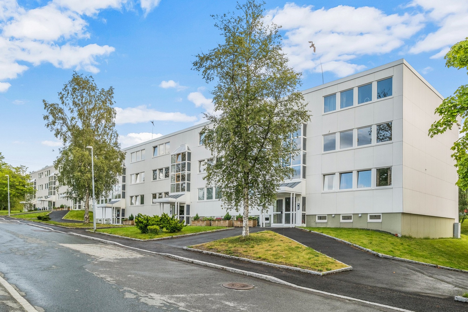 Leiligheten ligger i 2. etasje og har pen utsikt og gode solforhold Galleribilde