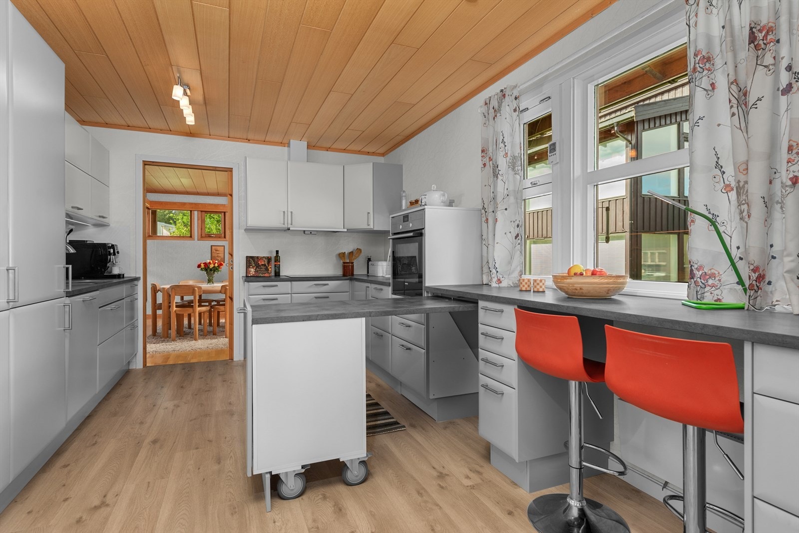 Uttrekkbar kjøkkenøy for mer benkeplass på kjøkkenet. Galleribilde