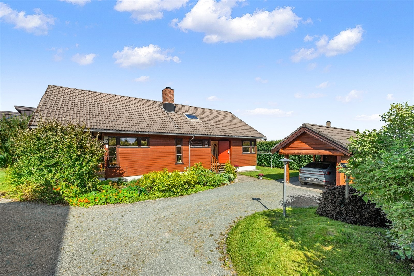 Flott carport i front av boligen. Velkommen til visning! Galleribilde