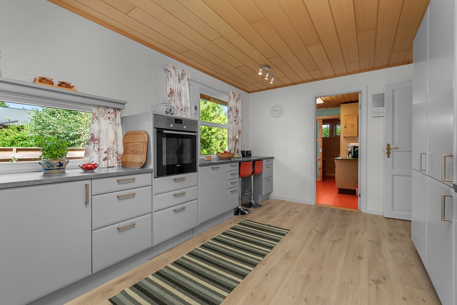 Mye vinduer på kjøkkenet for naturlig lysinnslipp. Galleribilde