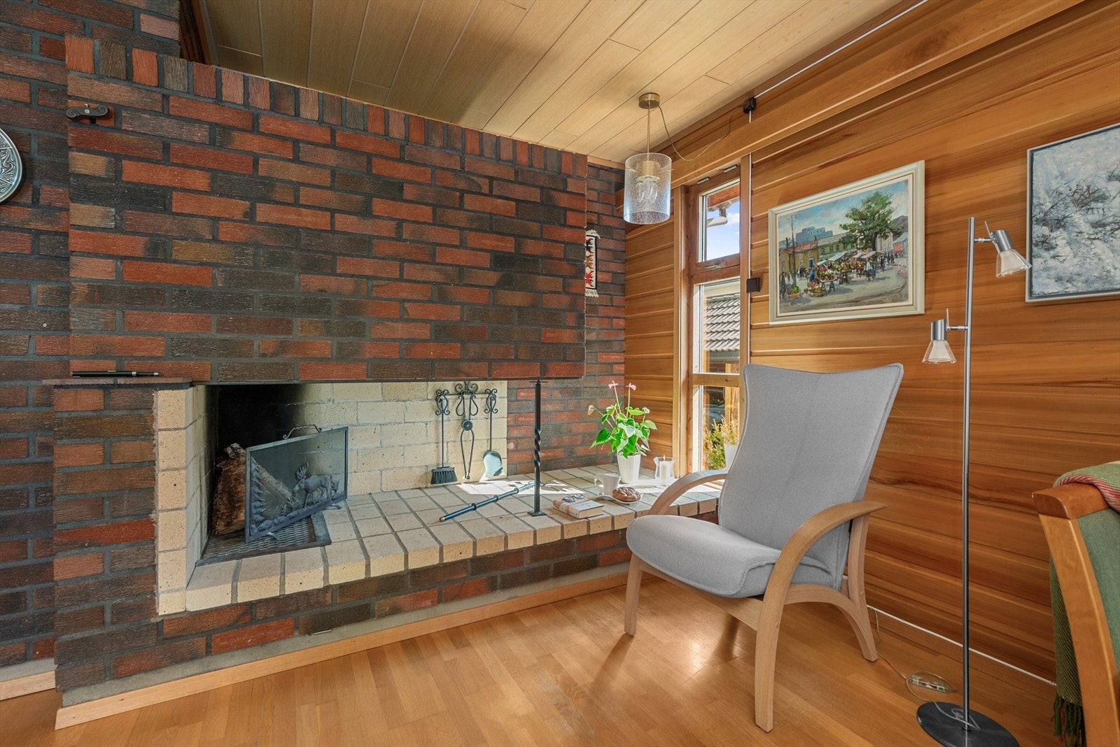 I stuen er det en stemningsfull vedovn
på stuen. Galleribilde