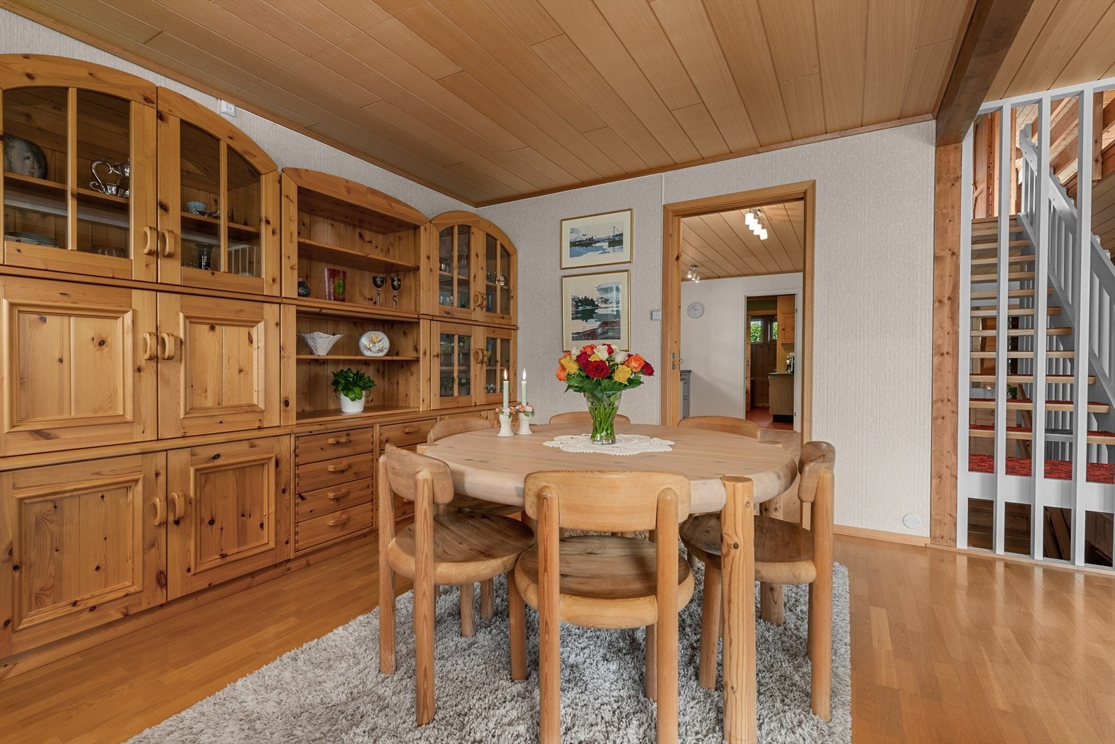 Fra spisestuen er det direkte inngang til kjøkkenet. Galleribilde