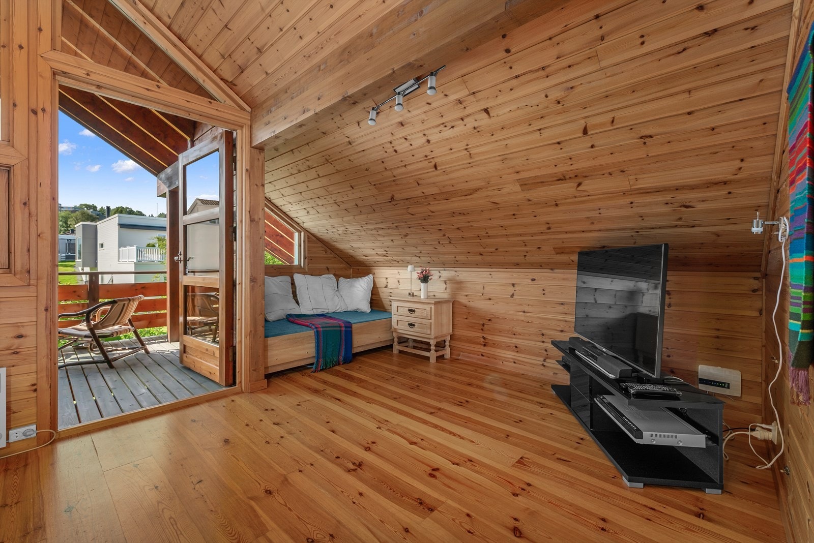 Romslig loftstue på 30 kvm. Galleribilde