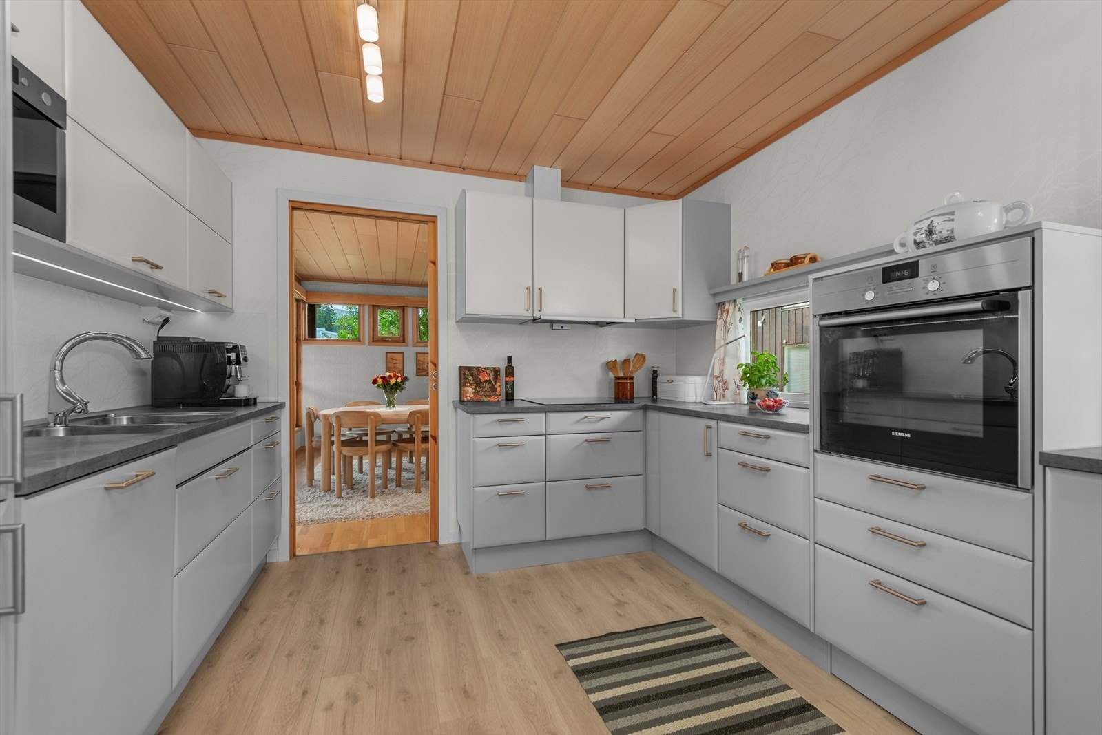 Romslig kjøkken på 15 kvm. Galleribilde