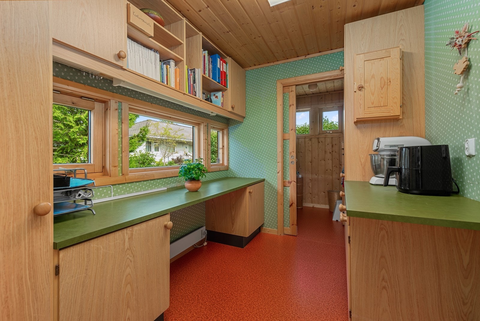 Praktisk arbeidsrom og bod innenfor kjøkkenet. Galleribilde