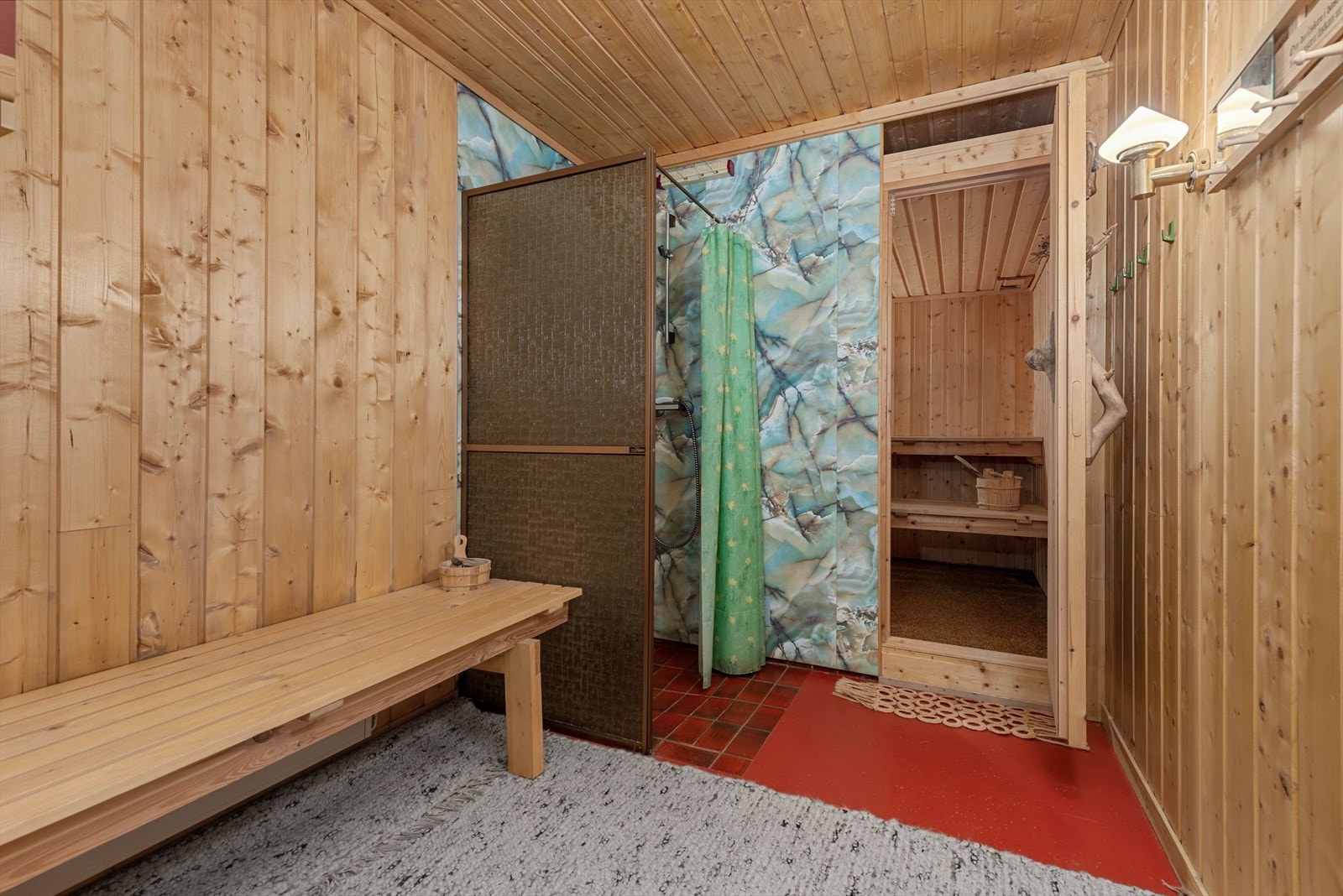 Det er eget bad i kjeller, hvor det må påregnes oppussing. Galleribilde