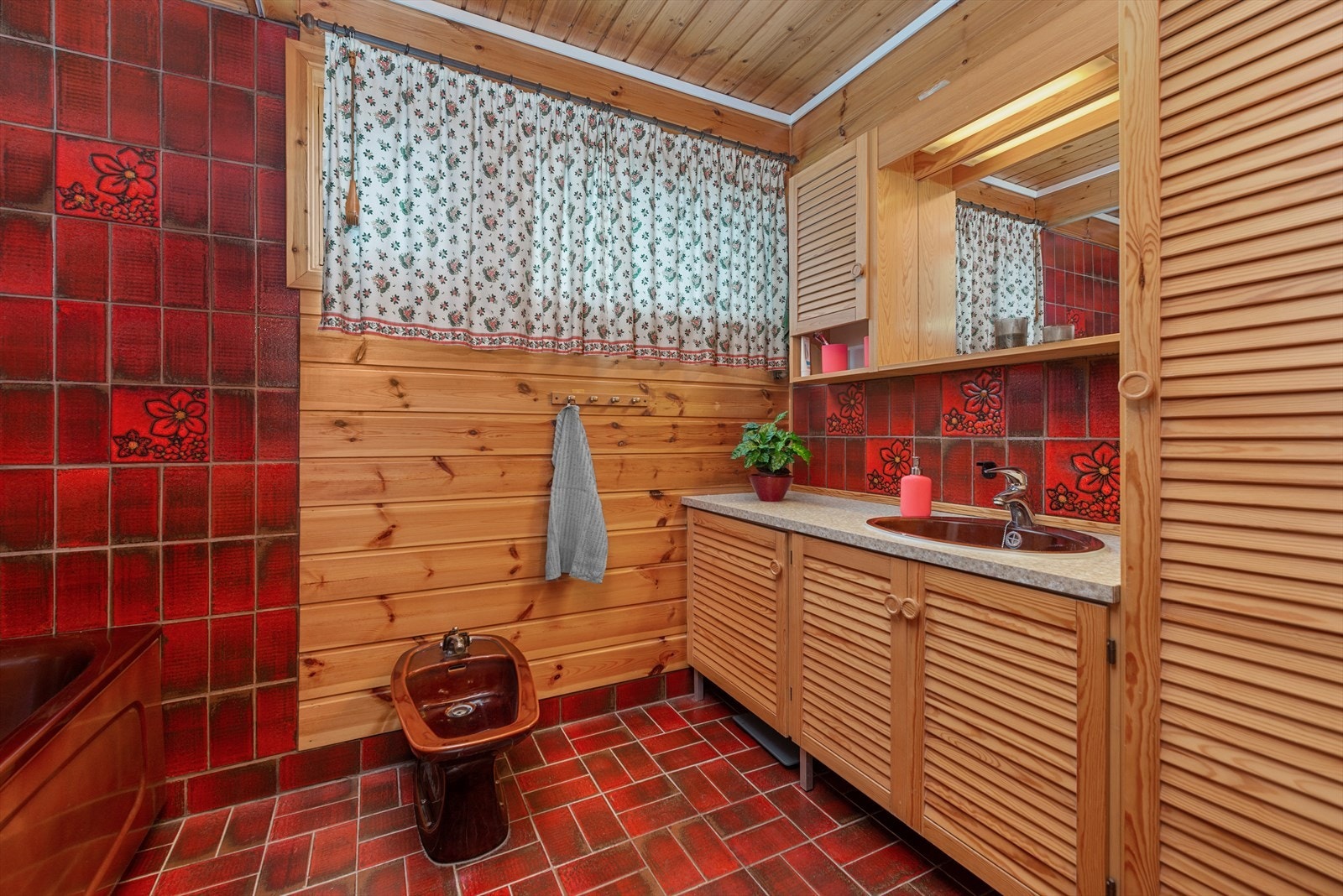 Badet er fra byggeår og har behov for rehabilitering. Galleribilde