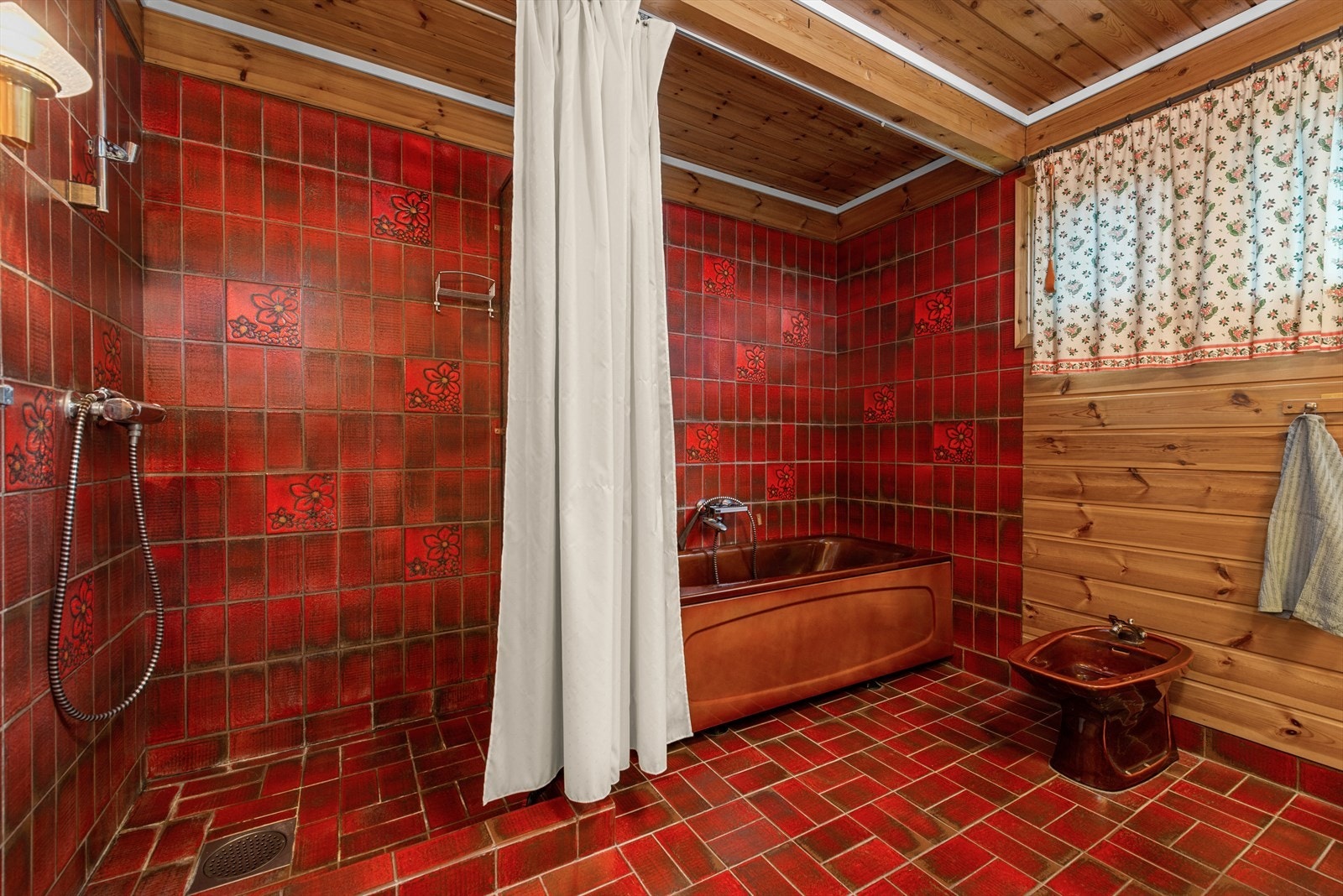 Badet som tilhører hovedetasjen er på 8 kvm. Galleribilde