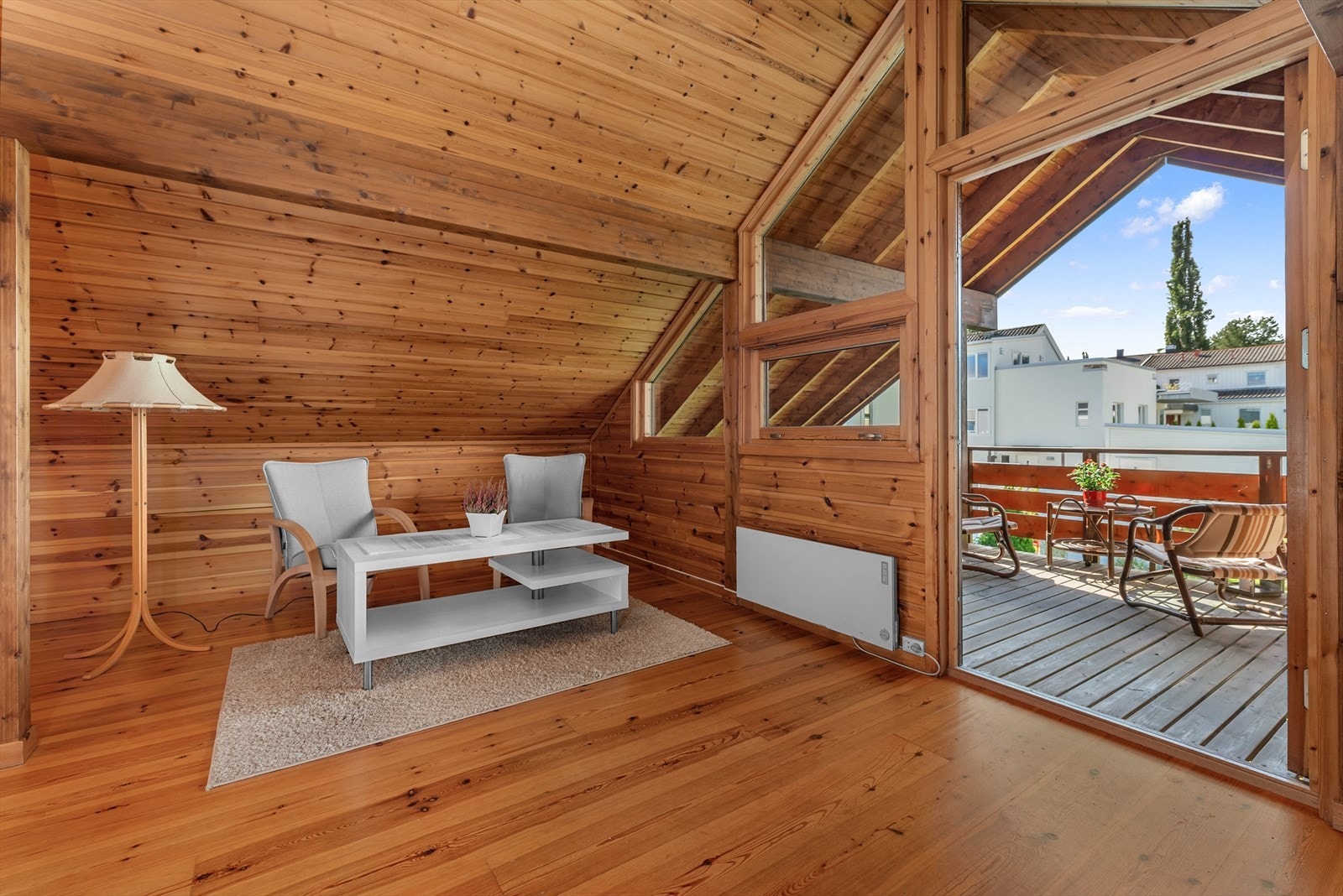 Loftstuen har egen veranda på ca. 11,5 kvm. Galleribilde