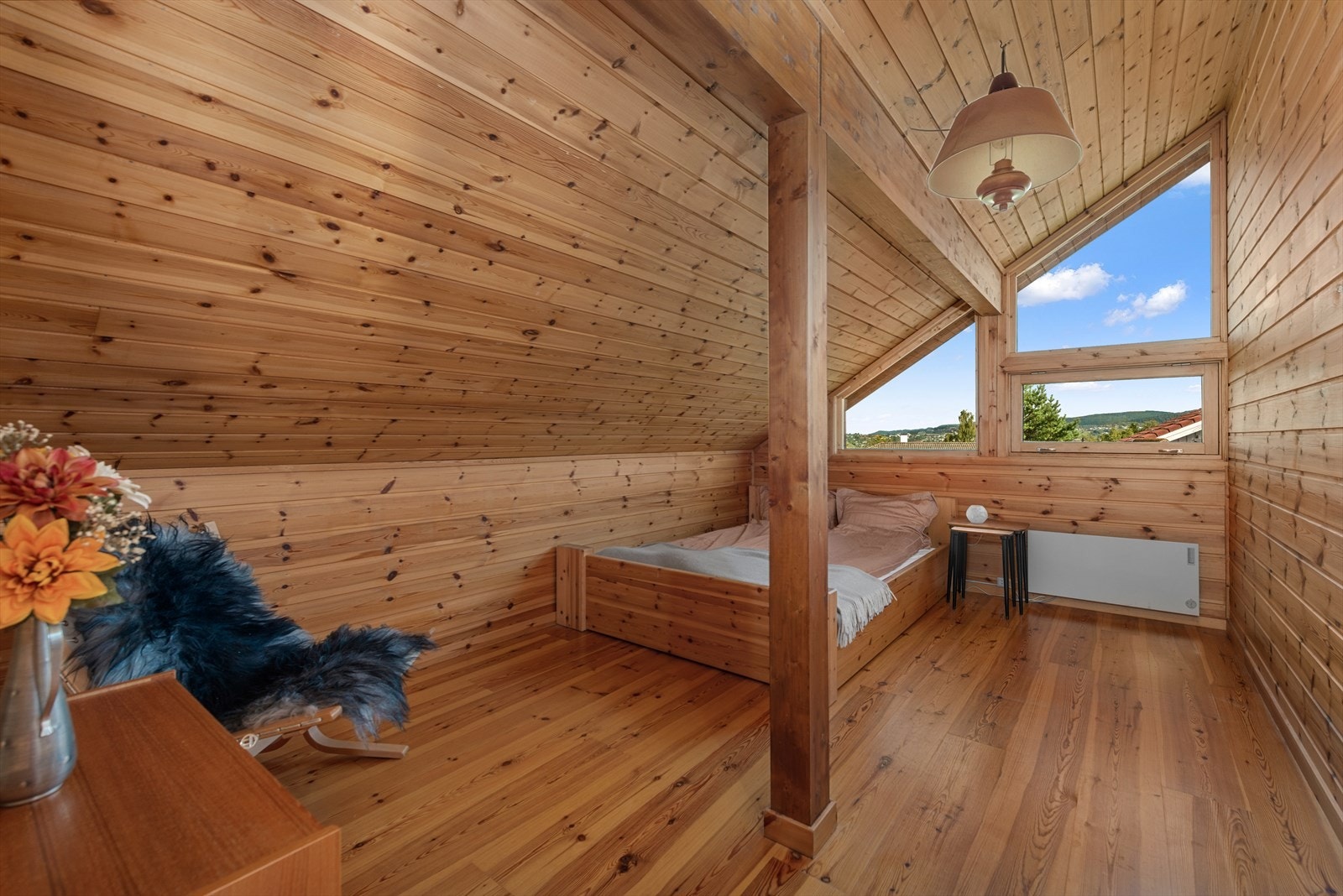 Det er totalt 3 soverom i boligen. Det tredje soverommet er på ca. 10 kvm. Galleribilde