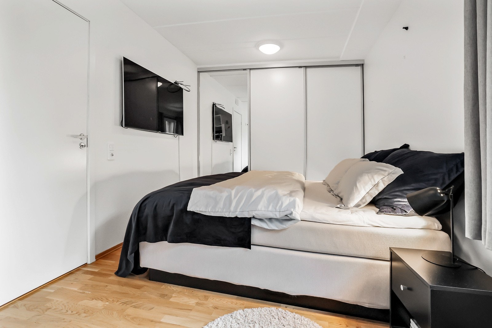 Det er en stor skyvedørsgarderobe som har god plass til oppbevaring Galleribilde