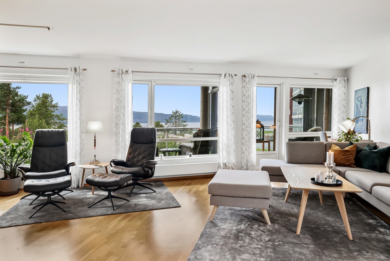 Fra stuen er det utgang til en balkong og en innglasset balkong Galleribilde